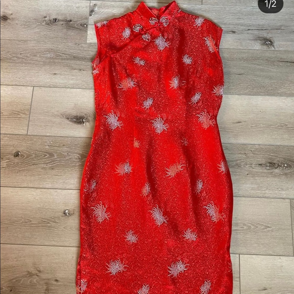 Gorgeous red vintage Cheongasm mid length